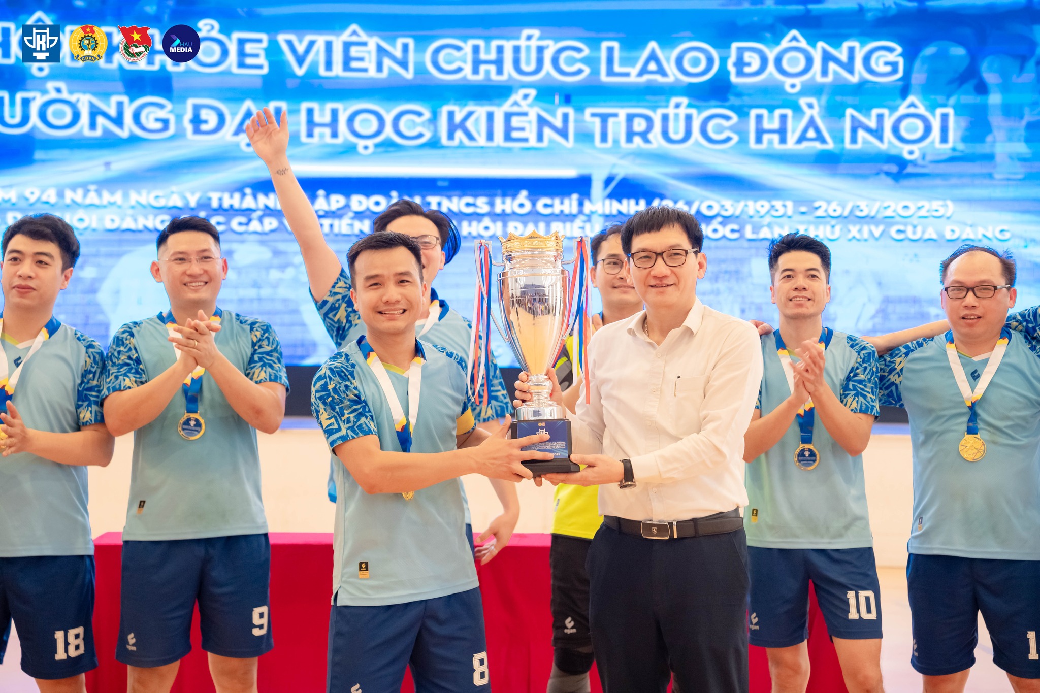 PGS. TS Nguyễn Tuấn Anh, trưởng BTC trao giải cho đội vô địch