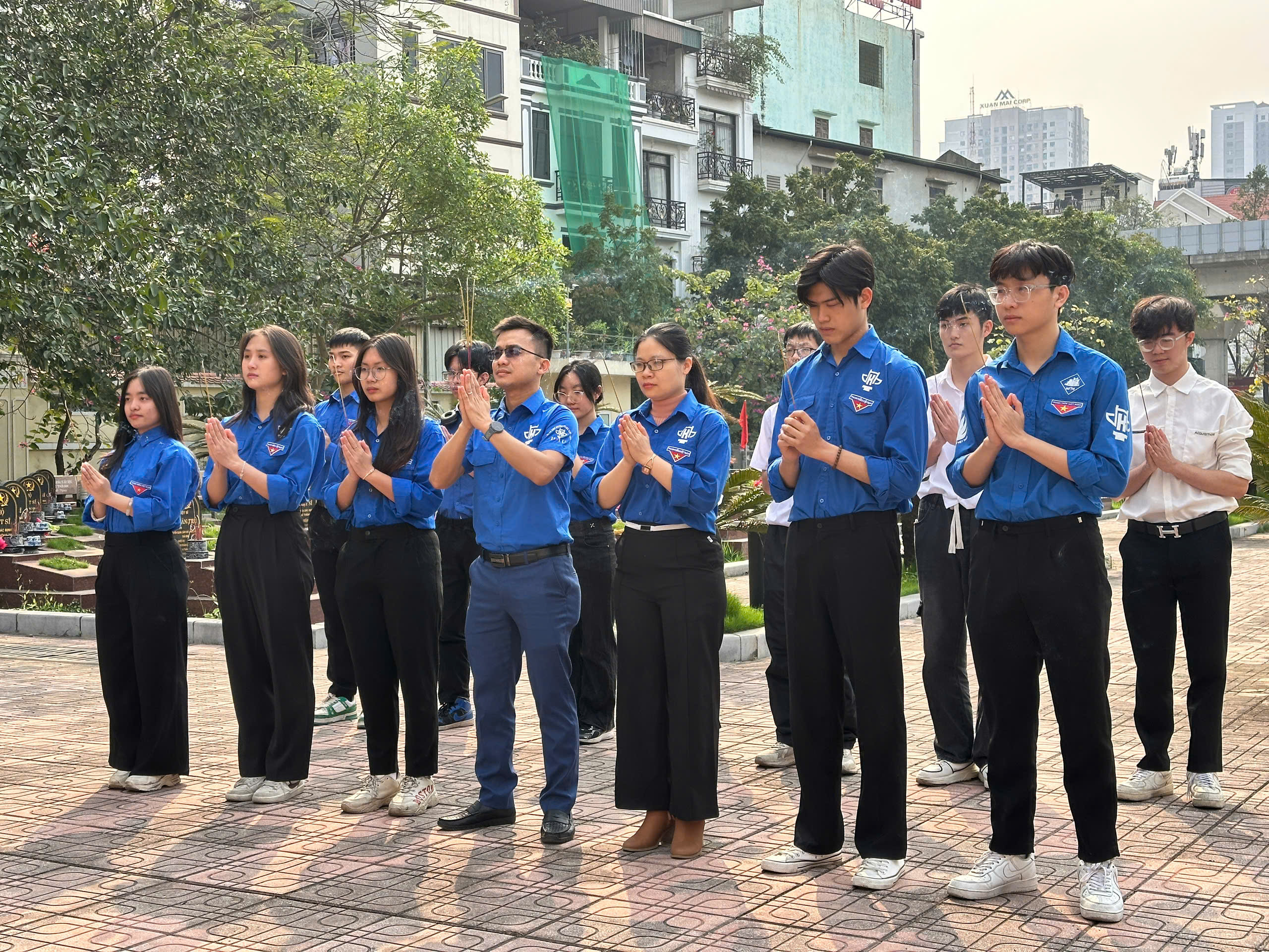 LIÊN CHI ĐOÀN KHOA KỸ THUẬT HẠ TẦNG VÀ MÔI TRƯỜNG ĐÔ THỊ TỔ CHỨC THĂM QUAN ĐỊA CHỈ ĐỎ VÀ HOẠT ĐỘNG TRI ÂN NHÂN DỊP 26/3